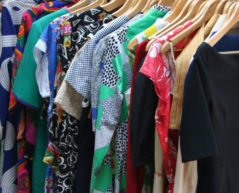 vitrine-LE CANNET-min_dresses_apparel_clothing_clothes_clothes_hangers_wooden_hangers_retail_shop_closet-1149845